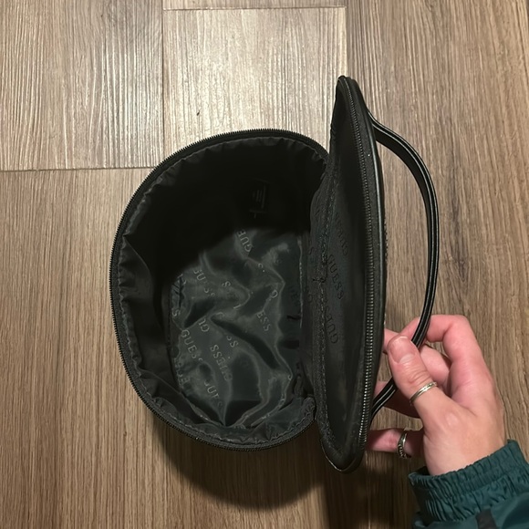 GUESS cosmetic bag - Picture 3 of 3